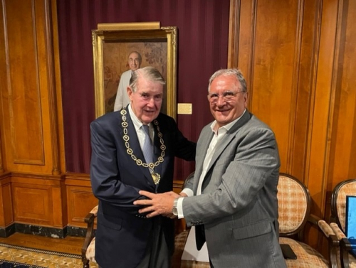 El Presidente Fraccari entrega el Collar de Honor de la WBSC al pionero del béisbol internacional Peter O'Malley