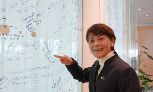 La leyenda del softbol japonés Taeko Utsugi visita la Casa Olímpica y agrega su nombre al Muro de los Atletas Olímpicos